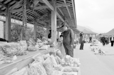 陇南文县群众在玉垒关风景区路边店向过往游客销售农产品（图）