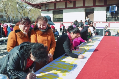 酒泉肃州区举行“保护环境树新风·文明祭祀忆故人”朗诵会（图）