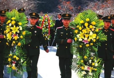 武警森林总队兰州大队官兵祭奠缅怀革命先烈 （图）