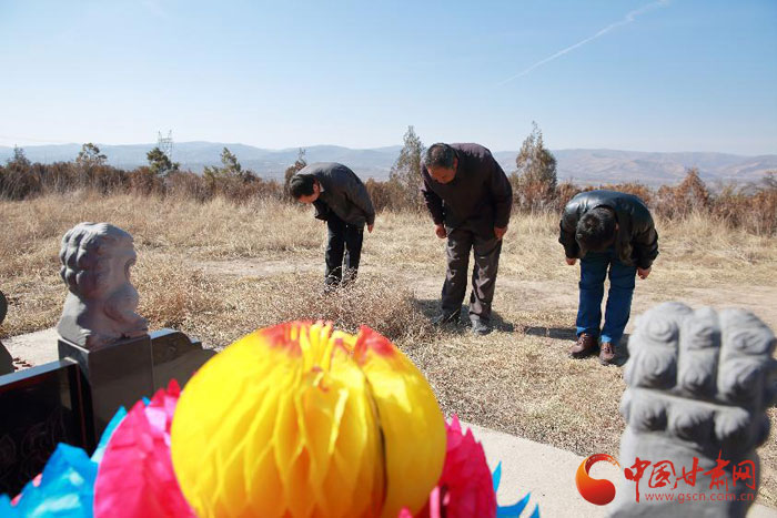 定西安定区：三名退伍老战士清明前夕自发祭扫烈士墓 （图）