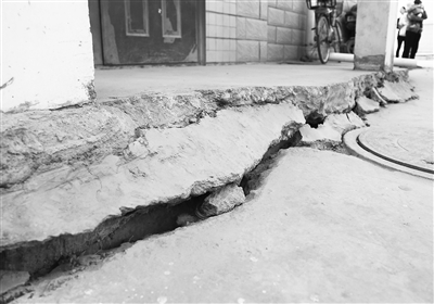地基下沉墙面开裂 兰州九州城危楼问题6年未解决