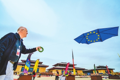 首届敦煌国际风筝节在敦煌国际会展中心开幕
