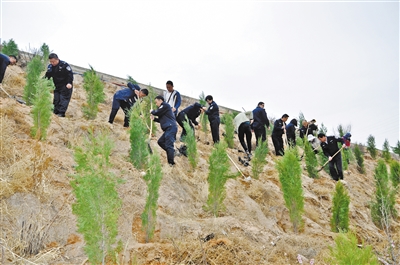 兰州森林公安开展义务植树活动