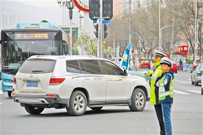 兰州市儿童福利院“小交警”上街畅交通