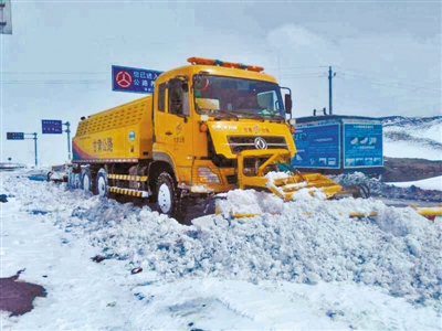 酒泉阿克塞县持续降雪 250多辆车被困当金山 相关部门已展开应急救援