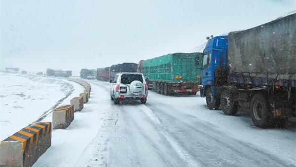 酒泉阿克塞县持续降雪 250多辆车被困当金山 相关部门已展开应急救援