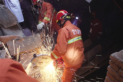 定西市安定区一工人腿部卷入碎土机 消防紧急救援 