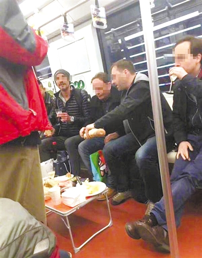 评论：“老外在地铁车厢摆桌吃喝”的双重尴尬