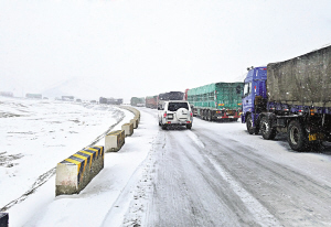 国道215线当金山路段因大雪道路结冰 200多车辆被困