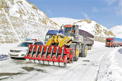 疏通4小时后当金山路段再次被冰雪封堵 酒泉公路局倾力实施救援