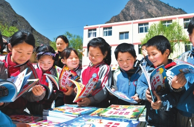 甘南迭部县腊子口红军小学的孩子们收到自己喜爱的书籍（图）