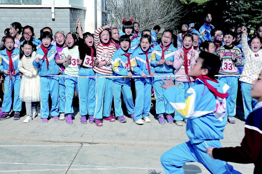 平凉崆峒区一小学召开第九届春季田径运动会（图）