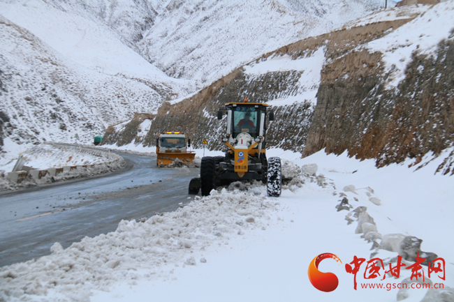 酒泉市阿克塞公路管理段全力以赴除雪保畅（图）