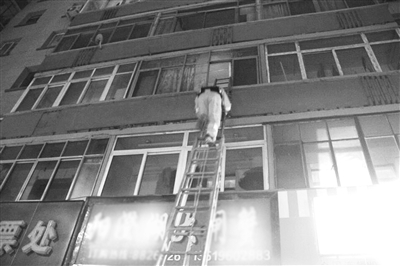 兰州：门锁故障老人困家中 消防员搭梯上三楼解救（图）
