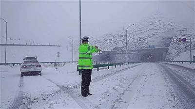 乌鞘岭突降暴雪 高速华藏寺交警连夜执勤确保无事故（图）