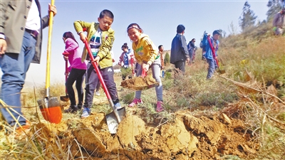 挥锹播绿 兰州皋兰山再添百棵爱心树（图）