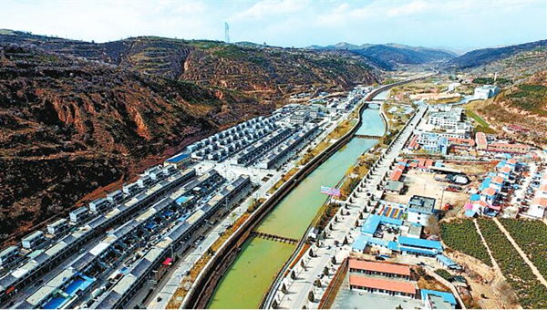 春光中的庆阳市华池县南梁红色小镇（图）