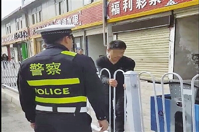 兰州：图方便私拆护栏 交警当街抓现行（图）