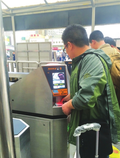 兰州火车站启用人脸识别系统  只需几秒 旅客刷脸进站