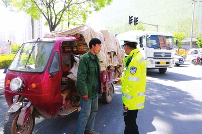 兰州雁滩交警发现一辆三轮摩托车超载拉货（图）