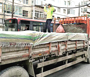 兰州：线缆落地致拥堵 交警擎举畅交通