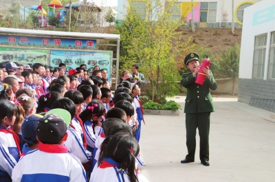 平凉静宁公安消防大队进小学开展消防安全应急疏散演练活动（图）