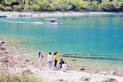 来陇南文县天池休闲游玩的各地游客不断增多（图）