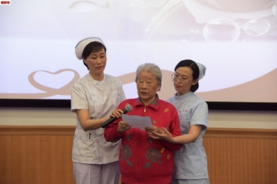 迎接第106个护士节——兰州百岁老护士长登台讲授“护士之道”（图）