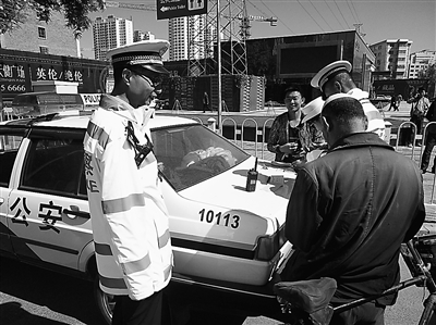 兰州好交警带动市民守交规 大家齐叫好！ 