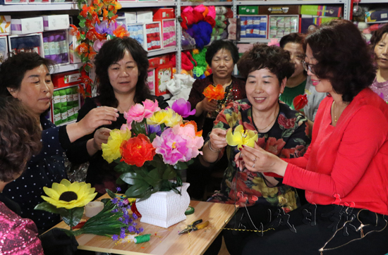 武威凉州区手工编织基地带动当地妇女实现居家就业（图）