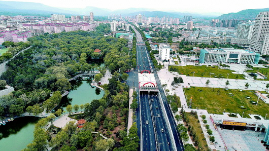 平凉：绿地公园与柳湖公园之间行人过街设施工程通车（图）