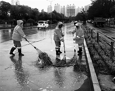 兰州降雨 七里河环卫工人凌晨4点清淤（图）