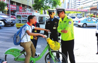 小学生骑着共享单车上路 兰州交警提醒：这种行为太危险（图）