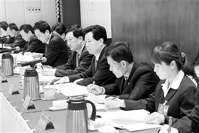 甘肃省第十三次党代会各代表团讨论省纪委工作报告