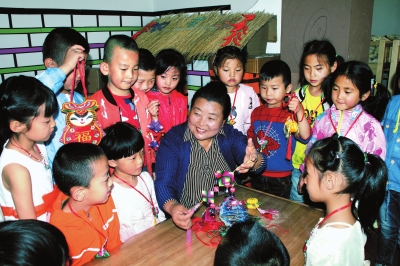 庆阳庆城县民间艺术大师来到幼儿园为小朋友们传授香包制作方法（图）
