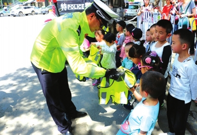 兰州城关交警在庆阳路开展“我是小交警”学生交通安全亲子体验活动（图）