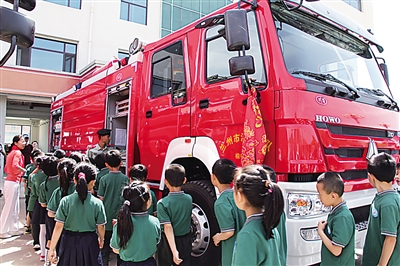 兰州市民主西路小学生走进榆中县公安消防大队