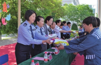 甘肃省女子监狱举行“还一个美丽善良”社会帮教活动