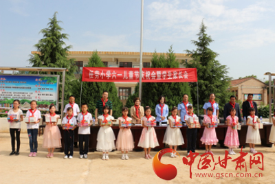 庆阳市药品稽查局六·一儿童节在宁县任劳小学开展图书捐赠活动（图）