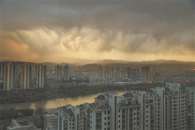 兰州：上午蓝天白云阳光明媚 下午电闪雷鸣大雨冰雹（图）
