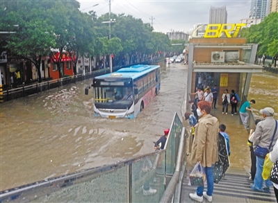 白天阳光明媚傍晚雨夹冰雹 兰州市内多条路段积水 预计明日仍有降温降雨