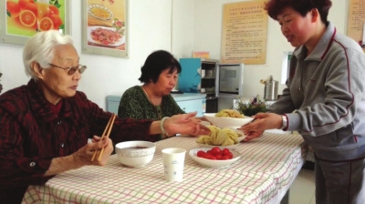 兰州七里河区“夕阳乐餐桌”请来营养师 50多名孤寡老人吃上可口饭菜