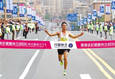 【兰州国际马拉松赛】半程男女前三名 甘肃省选手占5个（图）