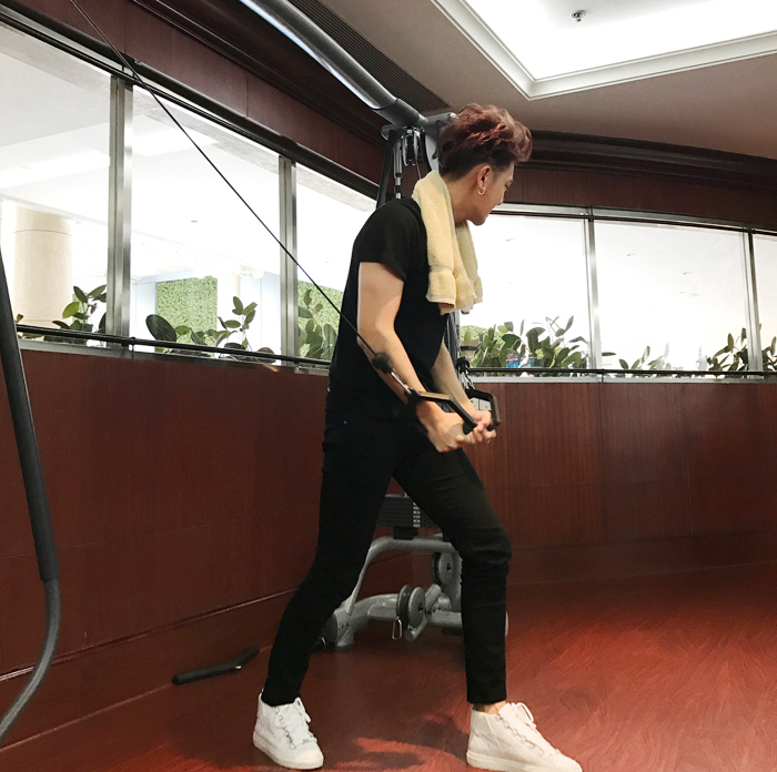 告别黄发变稳重 黄子韬健身照曝光挥汗如雨