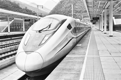 宝兰高铁12组44对动车组列车“彩排”成功完成