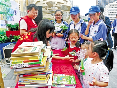 兰州孩子旧书换绿植活动将为贫困山区建立“城关青年读书角”（图）