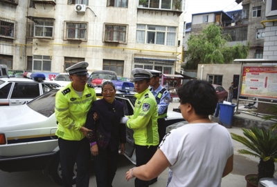 兰州：老奶奶出门买药迷路 好民警驾车送她回家