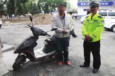 兰州：伪造摩托车驾驶证被查 司机竟掏钱贿赂交警