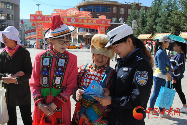 张掖市肃南开展了交通安全知识宣传活动（图）