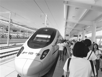 宝兰高铁开通前 30名网友代表体验丝路高铁（图）